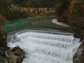 Der Lechfall in der Stadt Füssen in Bayern an den Alpen