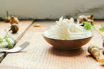 Topinambur Salat frisch roh Rohkostsalat Schale