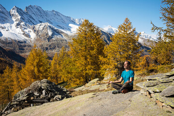 Fototapeta premium healthy man practicing yoga on the mountains, italian Alps