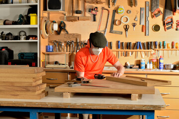carpintero trabajando en el taller 