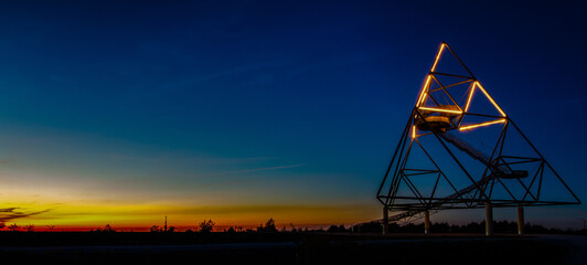 Tetraeder bei Bottrop bei Nacht