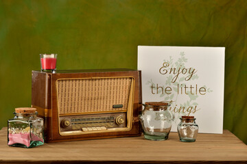 radio antigua decoración sobre una mesa vieja y fondo verde
