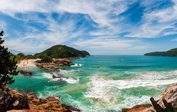 View of the sea with Praia do Meio and its crystal clear waters. Trindade, Paraty, RJ.