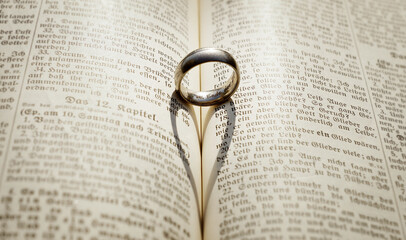 Fototapeta premium Liebe Ring Bibel