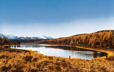 Obraz premium View of lake Kidelu against the background of snow-capped peaks of the Kurai range. Ulagansky District, Altai Republic, Russia