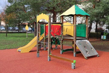 Jeux extérieurs pour enfants dans un parc, toboggan et filet d'escalade, ville de Corbas,...