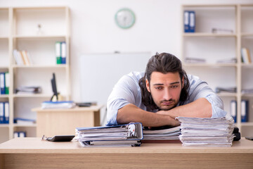 Obraz premium Young male employee unhappy with excessive work