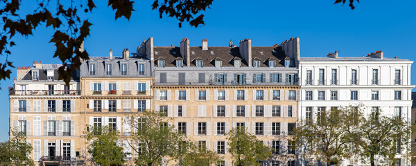 Fototapeta na wymiar Paris, ile saint-louis and quai de Bethune, beautiful ancient buildings, panorama 