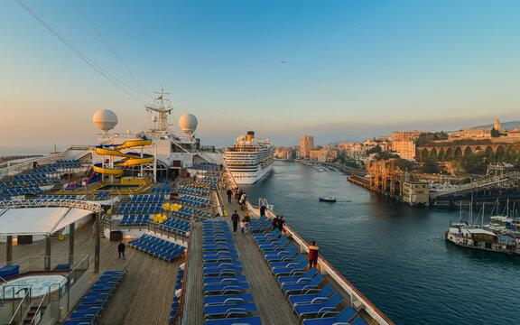 Vue du navire de croisi&egrave;re Costa Magica et du Costa Diadema en escale au port de Savone, Italie, le 20 octobre 2018.