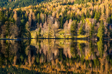 Fototapeta premium Lake Erlaufsee on an autumn sunny day