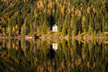 A house on the shore of lake Erlaufsee on a sunny day