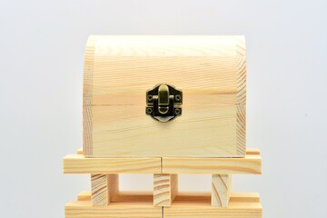 Cofre de madera cerrado, aislado sobre fondo blanco
