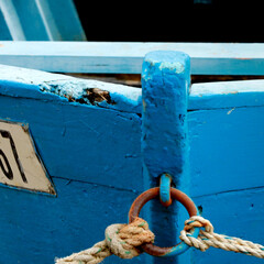 Bateau Bleu en Bois Zoom pêcheur Bretagne