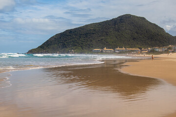 Fototapeta na wymiar Praia tropical do sul do Brasil, ilha de Florianópolis, Praia do Santinho, Florianopolis, Santa Catarina