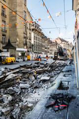 Baustelle in der Altstadt von Bern, Schweiz. Erneuern der Strassenbahngleise. Schienen, Stahl und Abrissbagger. Tiefbau, Strassenbau, Bauarbeiter.