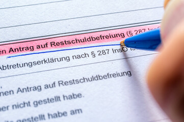 Antrag auf Restschuldbefreiung wird im Rahmen eines Insolvenzverfahrens ausgefüllt in deutscher...