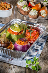 Gefülltes Gemüse mit Tomatenreis in Aluschale 