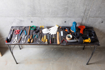 作業台に並べられた工具