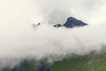 Berglandschaft im Nebel 