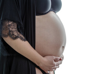 Nackter Babybauch einer stehenden Frau isoliert vor weißem Hintergrund