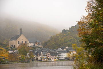 Obraz premium Beilstein mit Burg Metternich im Moseltal