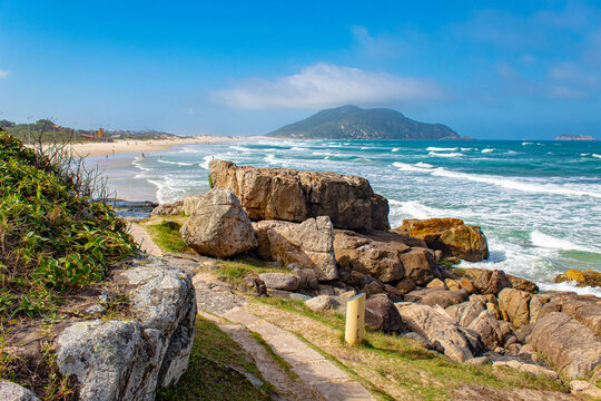 Caminho do Morro das Aranhas em uma Praia tropical do sul do Brasil,  ilha de Florian&oacute;polis, Praia do Santinho,  Florianopolis,  Santa Catarina