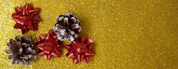 Decorazioni natalizie con palline di natale pigne e fiocchetti