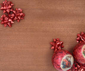 Decorazioni natalizie con palline di natale pigne e fiocchetti