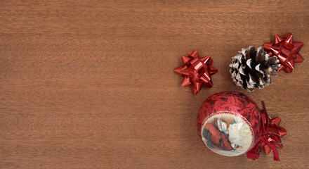 Fototapeta na wymiar Decorazioni natalizie con palline di natale pigne e fiocchetti