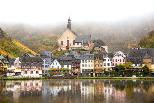 Beilstein mit Burg Metternich im Moseltal