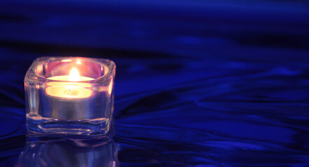 Decorazioni natalizie con palline di natale pigne e fiocchetti