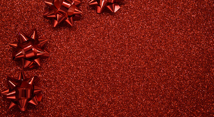 Decorazioni natalizie con palline di natale pigne pacchetti e fiocchetti
