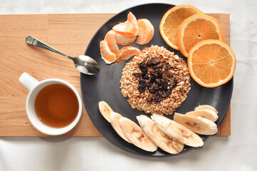 oatmeal with raisings bananas and oranges