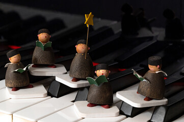 Kurrendaner-Figuren auf Klaviertasten