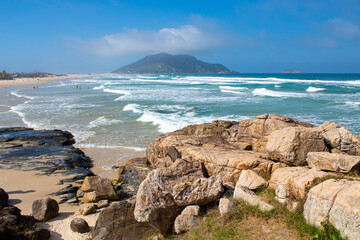 Fototapeta na wymiar Pedras e rochas de Praia tropical, Praia do Santinho, Florianopolis, Santa Catarina, Brasil, Florianópolis,