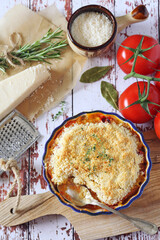 Tomato crumble with aromatic herbs and grated parmesan cheese