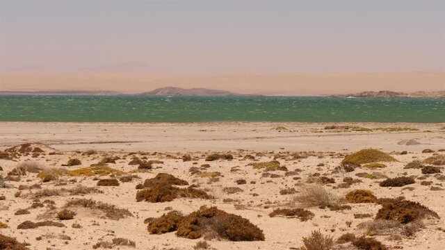 Wundersch&ouml;ner Strand in der N&auml;he von L&uuml;deritz in Namibia. Das Video zeigt au&szlig;erdem die vielseitige Landschaft Namibias, wie z. B. W&uuml;ste, Berge, Meer, und einen See mit rotem Wasser..