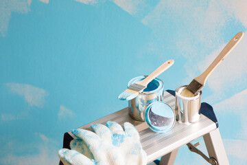 脚立に置かれたペンキ