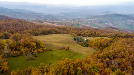 Fototapeta na wymiar Vista aerea da un drone di colline italiane durante la stagione autunnale