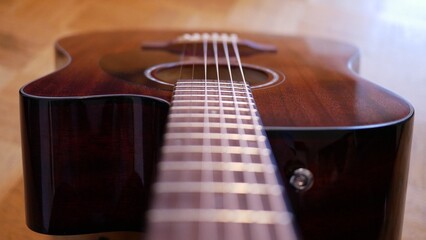 Gitarre aus Mahagonie  Ansicht vom Hals