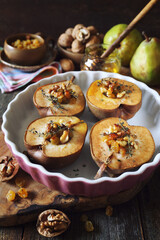 Baked pears with raisins, walnuts and honey