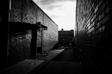 Black and white alley way © Thanh