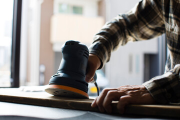 電動ポリッシャーを使う男性