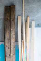 壁に立てかけられた木材