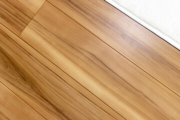 フローリングの床と、白い絨毯の写真