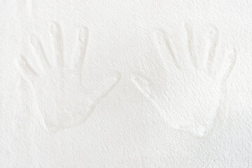 白い絨毯についた、男性の手の跡