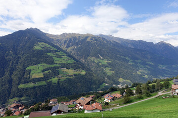 Fototapeta na wymiar Wanderung oberhalb von Verdins mit Blick ins Passeiertal