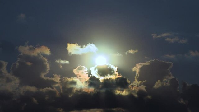 Il sole tra le nuvole