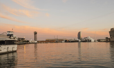 Obraz premium Spectacular sunset in the city of Barcelona. Barcelona skyline, port of Barcelona
