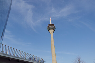 Naklejka premium Outdoor sunny view of Bürgerpark and background of Rhine Tower in Düsseldorf, Germany. 
